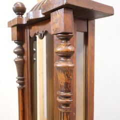 アンティーク調の時計キャビネットです。クラシカルな雰囲気と使い込まれた風合いが魅力のケースはヴィンテージスタイルなお部屋のアクセントや店舗什器としてもオススメです♪の画像