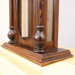 アンティーク調の時計キャビネットです。クラシカルな雰囲気と使い込まれた風合いが魅力のケースはヴィンテージスタイルなお部屋のアクセントや店舗什器としてもオススメです♪の画像