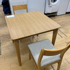 ニトリ ダイニング3点セット 家具 椅子二個 のご紹介です！の画像