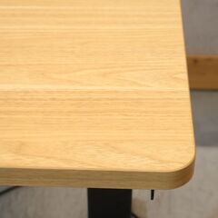 FlexiSpot(フレキシスポット)の電動昇降式デスクです。シンプルで飽きの来ないデザイン。長時間座って疲れた時にはスタンディングでも作業が出来るので、在宅ワークにピッタリな仕様です！の画像