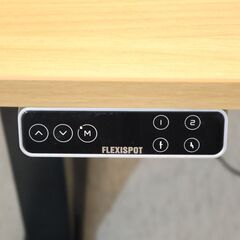 FlexiSpot(フレキシスポット)の電動昇降式デスクです。シンプルで飽きの来ないデザイン。長時間座って疲れた時にはスタンディングでも作業が出来るので、在宅ワークにピッタリな仕様です！の画像