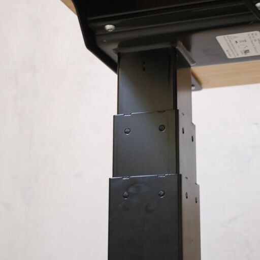 FlexiSpot(フレキシスポット)の電動昇降式デスクです。シンプルで飽きの来ないデザイン。長時間座って疲れた時にはスタンディングで