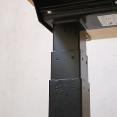 FlexiSpot(フレキシスポット)の電動昇降式デスクです。シンプルで飽きの来ないデザイン。長時間座って疲れた時にはスタンディングでも作業が出来るので、在宅ワークにピッタリな仕様です！の画像