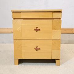 コンパクトなアローズ600 タモ材 仏壇台です。2杯の収納と便利なスライド式の棚がついたデザインです。シンプルでナチュラルな質感の祖霊舎置台は和室はもちろん洋室にもオススメです♪の画像