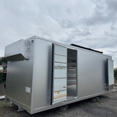 仕上げ済み！全面断熱材入り！中仕切り扉！横扉！バイクガレージ！使い勝手抜群！倉庫物置用 4トン保冷ロングワイドコンテナの画像