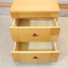 コンパクトなアローズ600 タモ材 仏壇台です。2杯の収納と便利なスライド式の棚がついたデザインです。シンプルでナチュラルな質感の祖霊舎置台は和室はもちろん洋室にもオススメです♪の画像