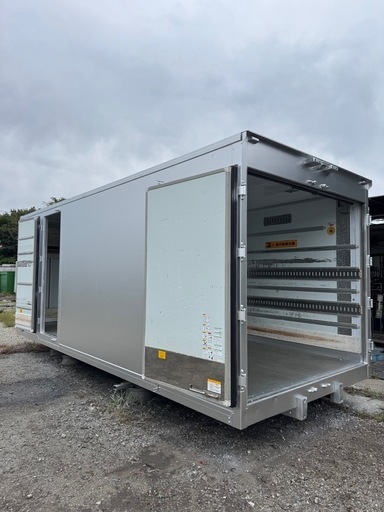 仕上げ済み！全面断熱材入り！中仕切り扉！横扉！バイクガレージ！使い勝手抜群！倉庫物置用 4トン保冷ロングワイドコンテナ