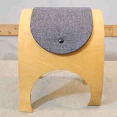 北海道旭川のメーカーCONDE HOUSE(カンディハウス)のトムテ スツールです。可愛らしいデザインで温かみのある質感はお部屋を明るい印象にしてくれます。インテリアのアクセントにオススメです♪の画像