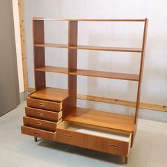 アシンメトリーのデザインが魅力的な北欧ヴィンテージなシェルフです。シンプルでスッキリとした北欧家具らしい棚は収納力もあり店舗などの飾り棚や部屋の間仕切りにもおススメです♪の画像