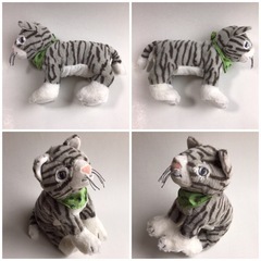 IKEAのスカーフを巻いたネコのぬいぐるみの画像