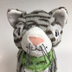 IKEAのスカーフを巻いたネコのぬいぐるみの画像