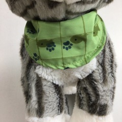 IKEAのスカーフを巻いたネコのぬいぐるみの画像