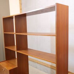 アシンメトリーのデザインが魅力的な北欧ヴィンテージなシェルフです。シンプルでスッキリとした北欧家具らしい棚は収納力もあり店舗などの飾り棚や部屋の間仕切りにもおススメです♪の画像