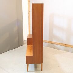 アシンメトリーのデザインが魅力的な北欧ヴィンテージなシェルフです。シンプルでスッキリとした北欧家具らしい棚は収納力もあり店舗などの飾り棚や部屋の間仕切りにもおススメです♪の画像