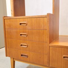 アシンメトリーのデザインが魅力的な北欧ヴィンテージなシェルフです。シンプルでスッキリとした北欧家具らしい棚は収納力もあり店舗などの飾り棚や部屋の間仕切りにもおススメです♪の画像