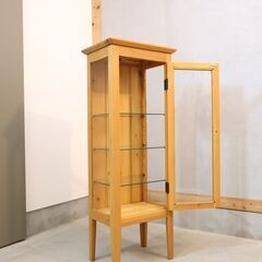 広島の家具メーカー AIROS JAPAN(アイロスジャパン)のパイン材 キュリオケースです！ナチュラルな質感が魅力の飾り棚。3面ガラスなのでお気に入りをコレクションするショーケースとしても♪ の画像