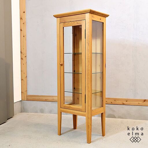 広島の家具メーカー AIROS JAPAN(アイロスジャパン)のパイン材 キュリオケースです！ナチュラルな質感が魅力の飾り棚。3面ガラスなのでお気に入りをコレクションするショーケースとしても♪