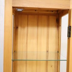 広島の家具メーカー AIROS JAPAN(アイロスジャパン)のパイン材 キュリオケースです！ナチュラルな質感が魅力の飾り棚。3面ガラスなのでお気に入りをコレクションするショーケースとしても♪ の画像