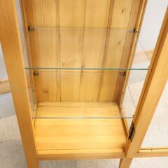 広島の家具メーカー AIROS JAPAN(アイロスジャパン)のパイン材 キュリオケースです！ナチュラルな質感が魅力の飾り棚。3面ガラスなのでお気に入りをコレクションするショーケースとしても♪ の画像