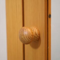 広島の家具メーカー AIROS JAPAN(アイロスジャパン)のパイン材 キュリオケースです！ナチュラルな質感が魅力の飾り棚。3面ガラスなのでお気に入りをコレクションするショーケースとしても♪ の画像