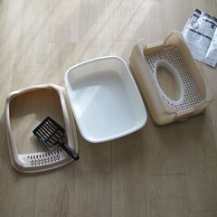 キャットワレのパーツと未使用猫トイレの画像