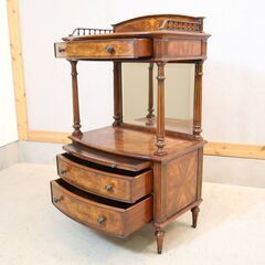 THEODORE ALEXANDER(セオドア アレキサンダー)のサイドボードです。クラシックなデザインと美しい木肌がエレガントな印象のキャビネットです。店舗什器としてもオススメです♪の画像