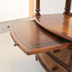 THEODORE ALEXANDER(セオドア アレキサンダー)のサイドボードです。クラシックなデザインと美しい木肌がエレガントな印象のキャビネットです。店舗什器としてもオススメです♪の画像