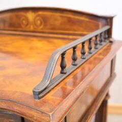 THEODORE ALEXANDER(セオドア アレキサンダー)のサイドボードです。クラシックなデザインと美しい木肌がエレガントな印象のキャビネットです。店舗什器としてもオススメです♪の画像