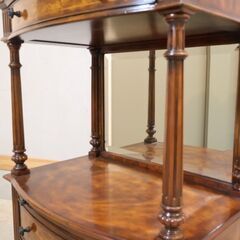 THEODORE ALEXANDER(セオドア アレキサンダー)のサイドボードです。クラシックなデザインと美しい木肌がエレガントな印象のキャビネットです。店舗什器としてもオススメです♪の画像