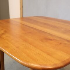 北欧デンマークのHASLEV(ハスレヴ)社より稀少なTimeless(タイムレス) チェリー材 コーヒーテーブルです。可愛らしい丸みのあるスクエアの天板がお洒落なヴィンテージローテーブルです♪ の画像