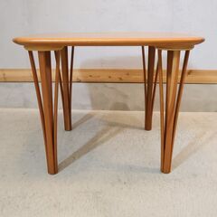 北欧デンマークのHASLEV(ハスレヴ)社より稀少なTimeless(タイムレス) チェリー材 コーヒーテーブルです。可愛らしい丸みのあるスクエアの天板がお洒落なヴィンテージローテーブルです♪ の画像