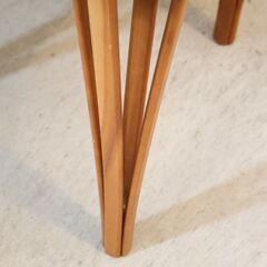 北欧デンマークのHASLEV(ハスレヴ)社より稀少なTimeless(タイムレス) チェリー材 コーヒーテーブルです。可愛らしい丸みのあるスクエアの天板がお洒落なヴィンテージローテーブルです♪ の画像