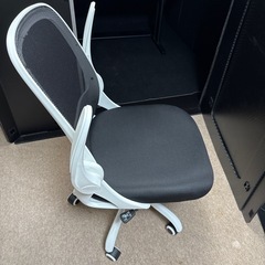 オフィスチェア　跳ね上げ式の画像