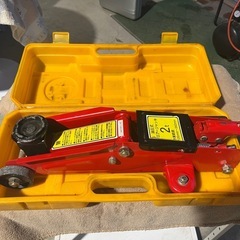 フロアジャッキ　ガレージジャッキ　油圧式　２ｔ　工具　タイヤ交換　カーメンテナンスの画像