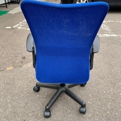 美原店 メッシュ 事務チェア 青 肘掛け付き　パソコンチェアの画像