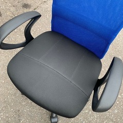 美原店 メッシュ 事務チェア 青 肘掛け付き　パソコンチェアの画像