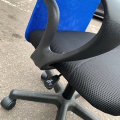 美原店 メッシュ 事務チェア 青 肘掛け付き　パソコンチェアの画像