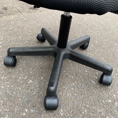 美原店 メッシュ 事務チェア 青 肘掛け付き　パソコンチェアの画像