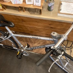 防犯登録無料！【前後タイヤ・チューブ新品！】アルミフレーム　6段変速　700×28cクロスバイク　シルバーの画像