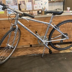 防犯登録無料！【前後タイヤ・チューブ新品！】アルミフレーム　6段変速　700×28cクロスバイク　シルバーの画像