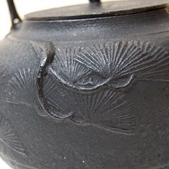 南部鉄器 鉄瓶 幅21×奥18×高23cm 3.1kg 松 茶道具 急須 茶道具 鉄分補給 ミネラル ヤカン やかん 湯沸かし 札幌市 清田区 平岡の画像