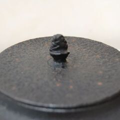 南部鉄器 鉄瓶 幅21×奥18×高23cm 3.1kg 松 茶道具 急須 茶道具 鉄分補給 ミネラル ヤカン やかん 湯沸かし 札幌市 清田区 平岡の画像