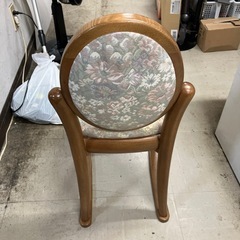 石2510-760 縁側で微笑むおばあちゃんの顔が思い浮かぶ　花柄木製イス　キズ汚れ有りの画像