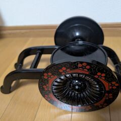 花瓶と花瓶置きの画像