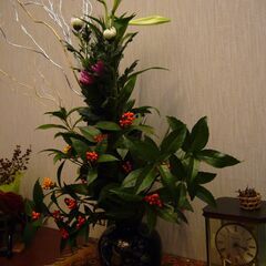 花瓶と花瓶置きの画像