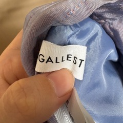 光沢のある薄い青紫色のクロップドパンツの画像