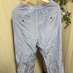 光沢のある薄い青紫色のクロップドパンツの画像