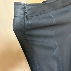 黒スカート膝下の画像