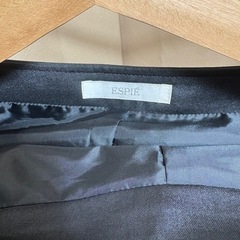 黒スカート膝下の画像