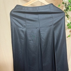 黒スカート膝下の画像